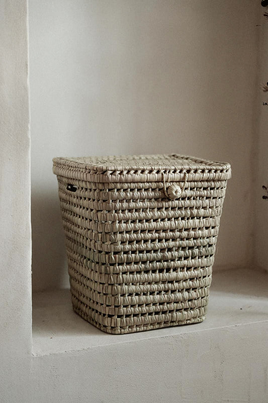 סל כביסה עם מכסה מקש