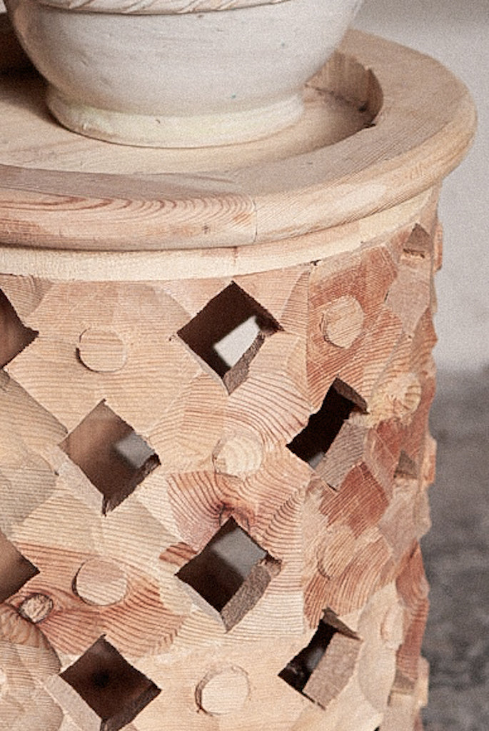 שולחן צד מגולף