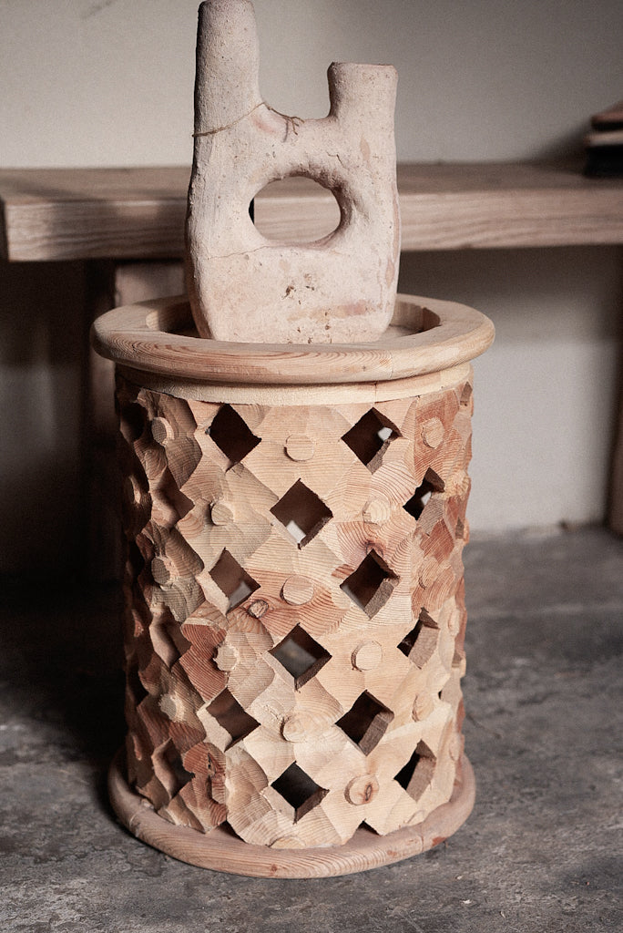 שולחן צד מגולף