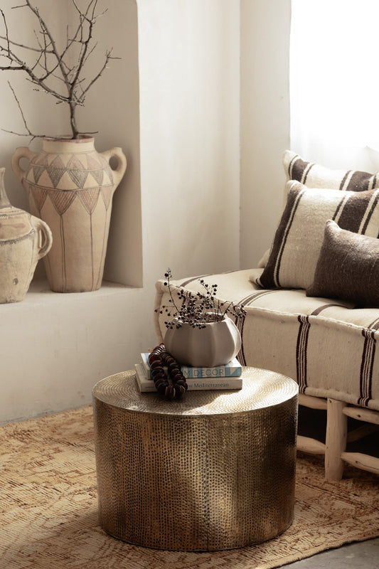 שולחן מרוקע מנחושת