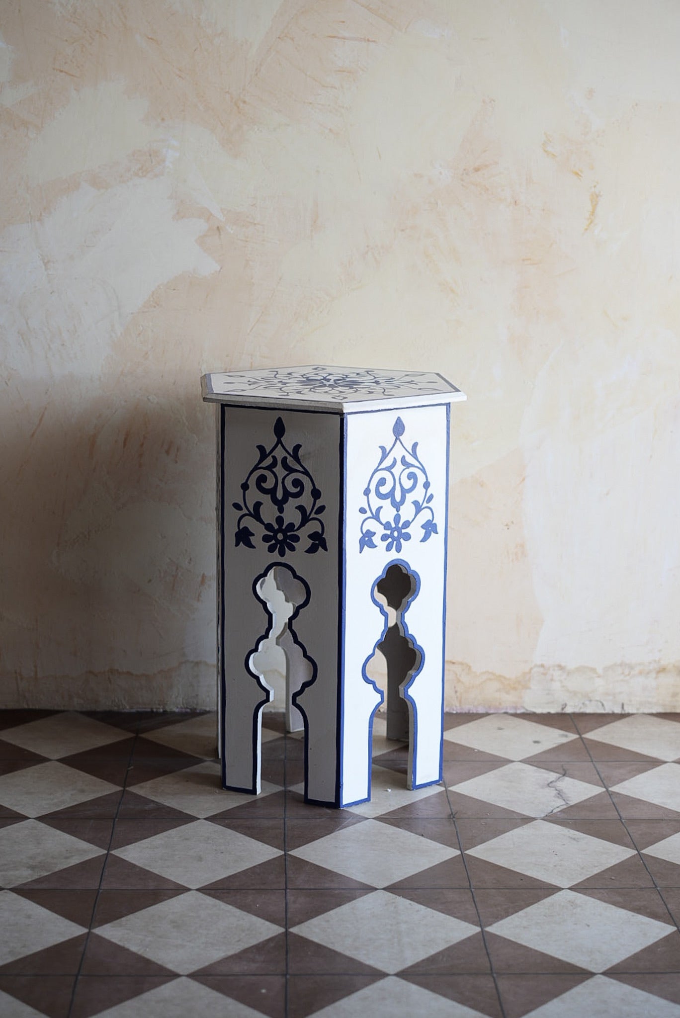 שולחן צד מצויר | כחול לבן