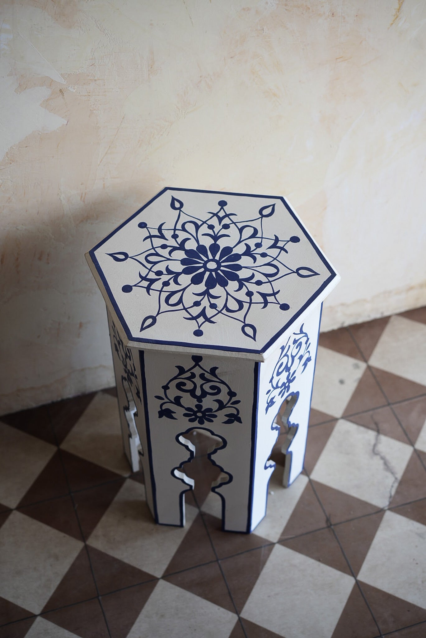 שולחן צד מצויר | כחול לבן