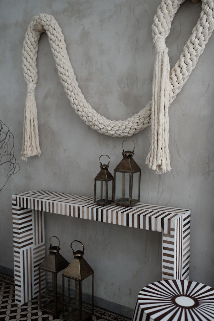 קונסולה מעוטרת פסים