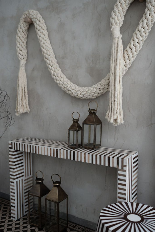 קונסולה מעוטרת פסים