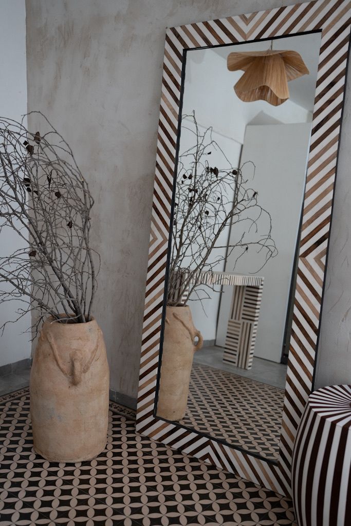 מראה מעוטרת פסים