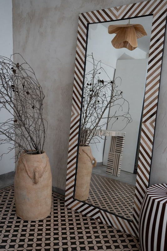 מראה מעוטרת פסים